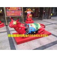 生态园牛年主题玻璃钢拓荒牛雕像成亮丽的风景线